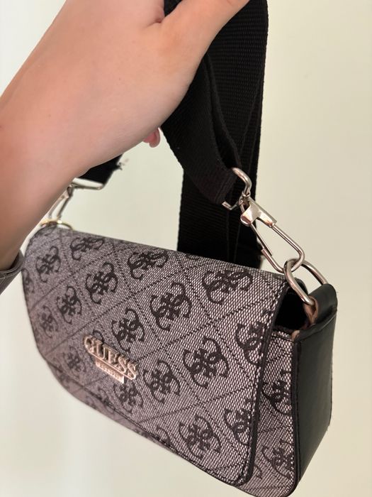 Малка чанта Guess за рамо