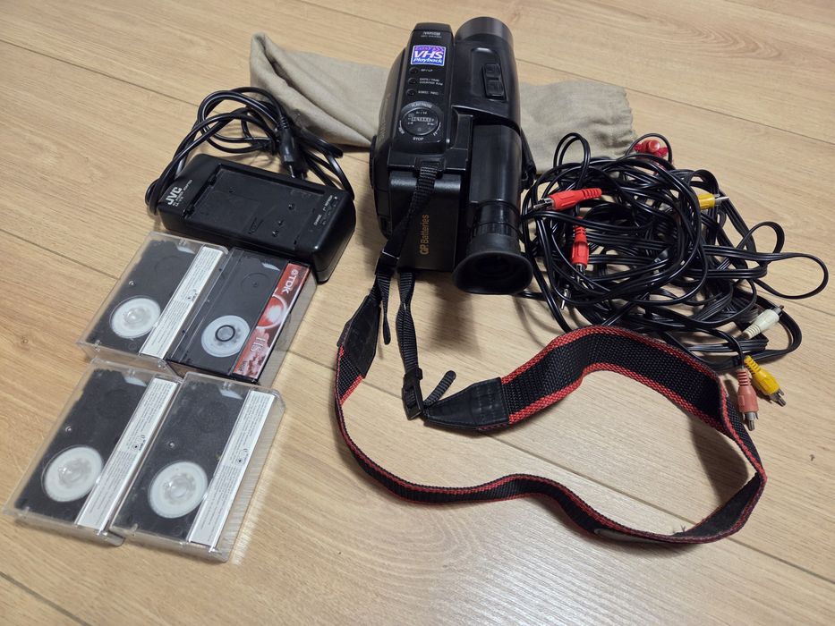 JVC VHS аналогова камера модел GR-AX280E с аксесоари