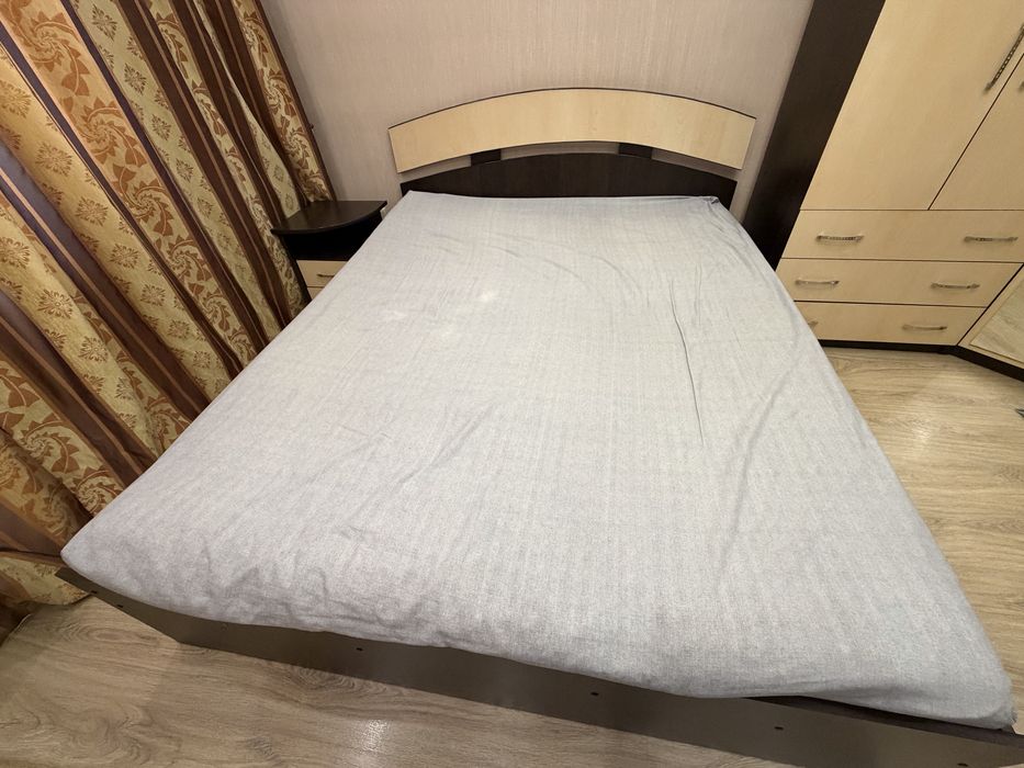 Двухспальная кровать с матрасом