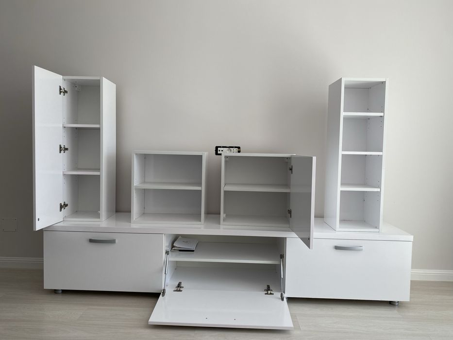 Comoda TV + 4 corpuri suspendate