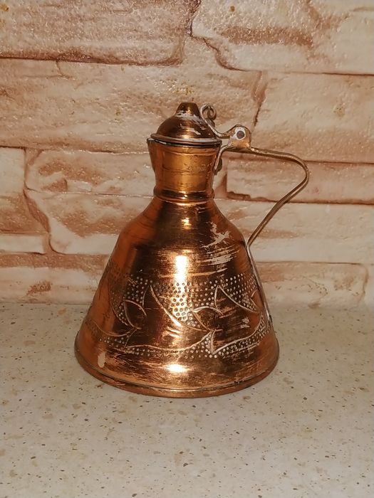 Предлага стар Албански меден Гюм вместимост 250мл.