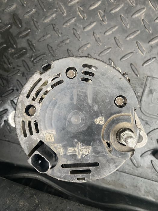 Продам генератор от приоры рабочий