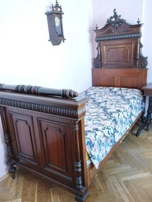 Комплект легла масив, нощно шкафче, скрин от фабрикантска къща