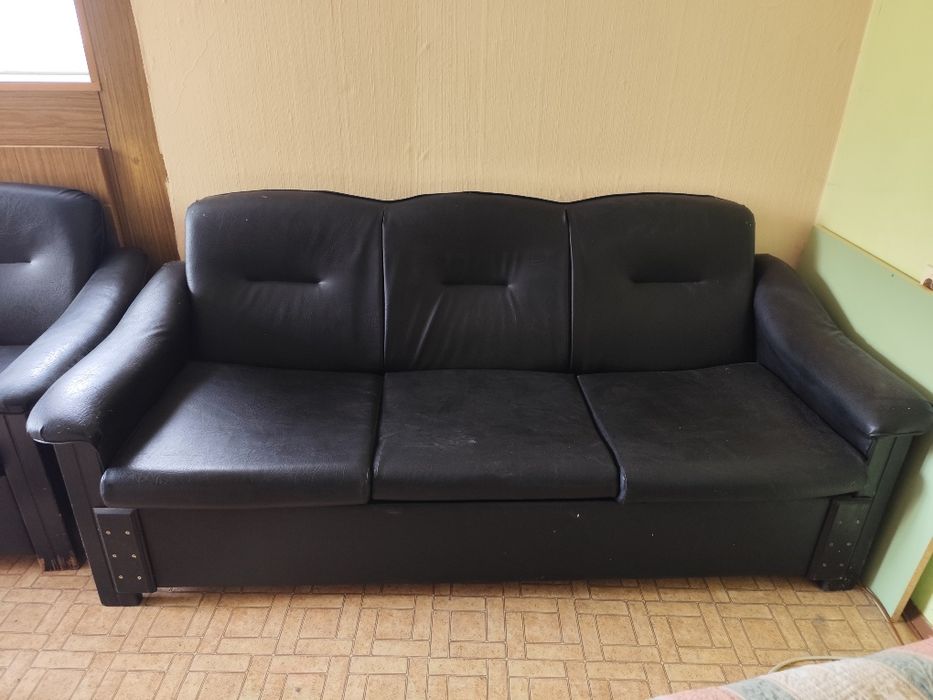 Кожена гарнитура диван и 2 фотьойла