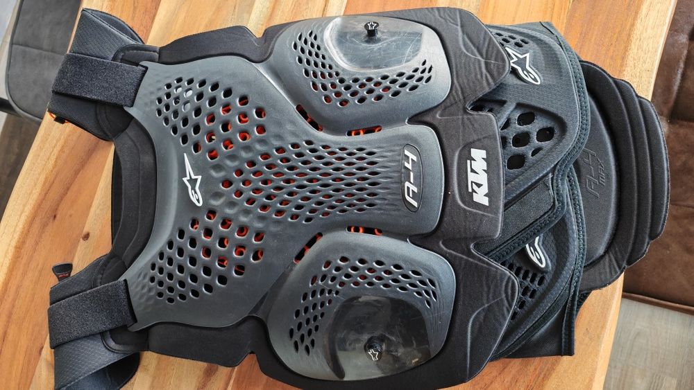 Vând vesta protecție corp KTM