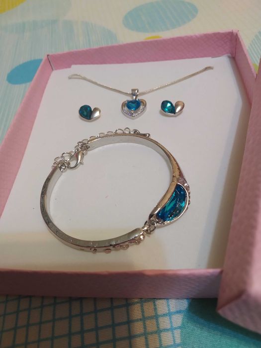 Нов, дамски сребърен комплект- гривна и колие с цветя/ сърца/.В кутия.