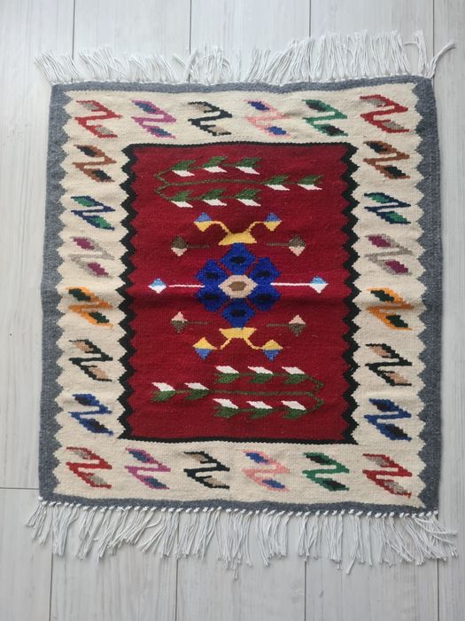 Obiecte traditionale romanesti-Covoare-Cani-Farfurii pictate-Carpete