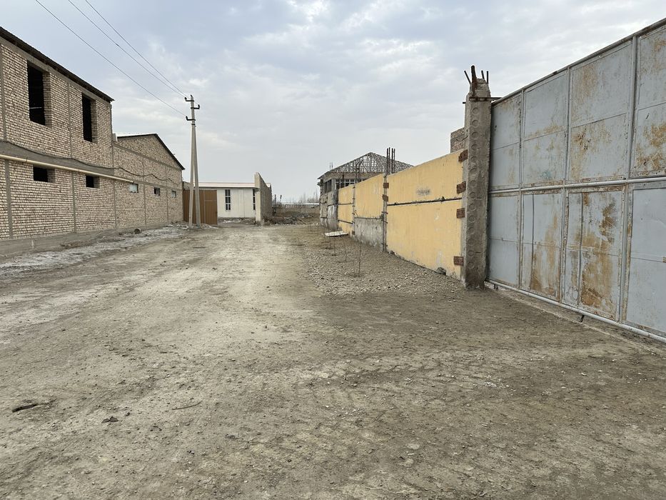 Ишлаб чикариш, химат курсатиш, склад учун мулжалланган жой сотилади!