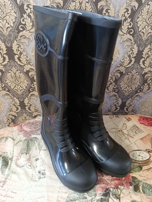 Продам резиновые сапоги