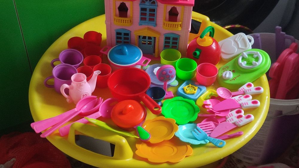 Игрушечная посуда и кукольный домик