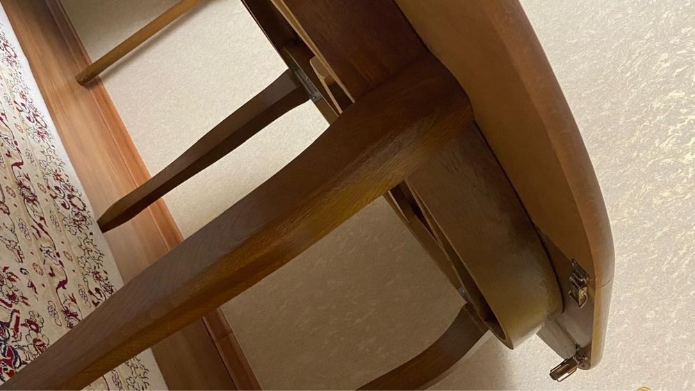 Стол и стулья деревянные