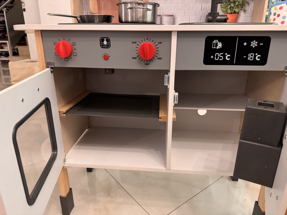 Дървена кухня със звук и светлини