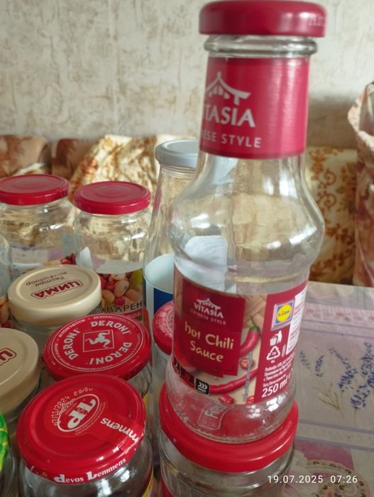 Стъклени буркани и бутилки