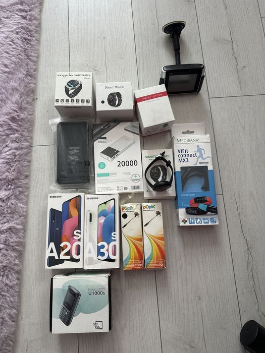 Vand diverse, telefoane, baterie externa, selfiestick, ceasuri inteligente