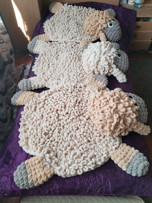 Меко ръчно изплетено килимче "Овчица"