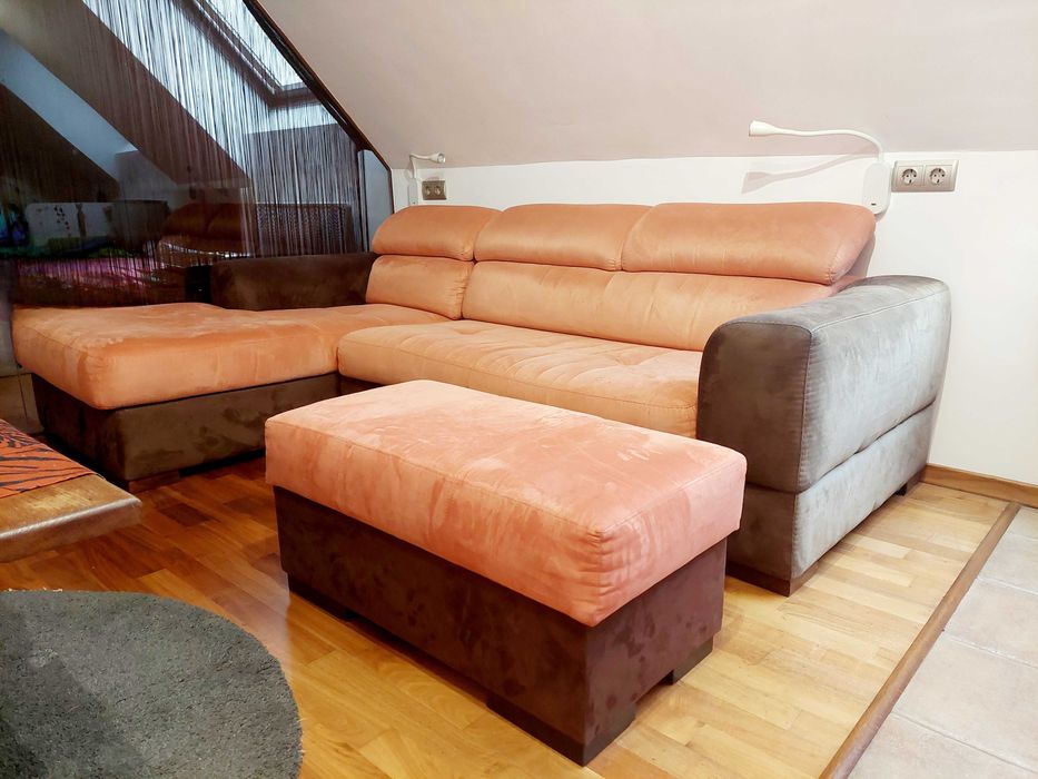 Ъглов диван за хол с лежанка и практична табуретка