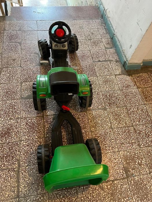 Tractoraș cu pedale si remorcă