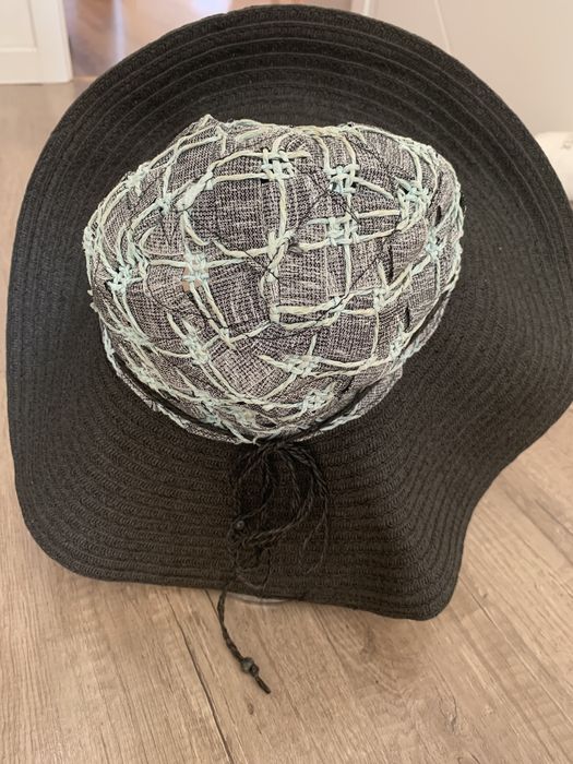 Сламена шапка с голяма периферия