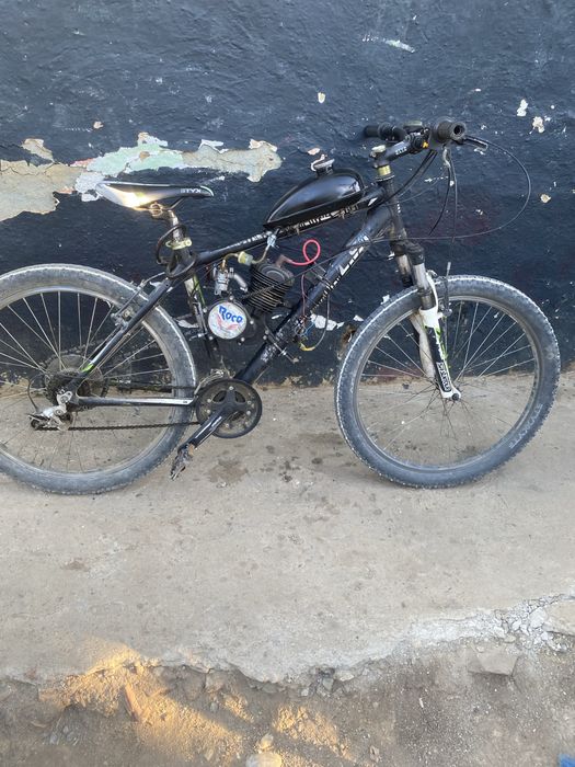Bicicletă cu motor de 100cc