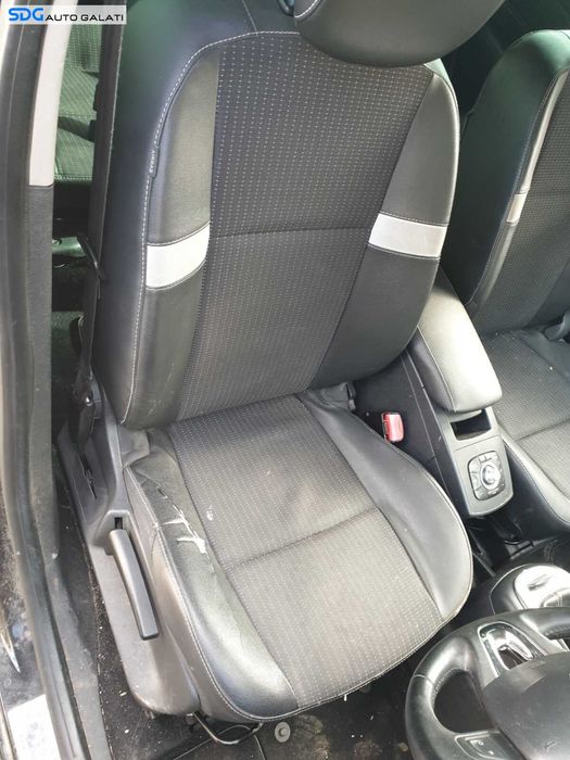 Scaun Semi Piele Textil Fara Incalzire cu Defect Dreapta Fata Renault Scenic 3 2009 - 2016 [C8690]