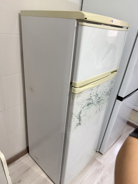 Холодильник двухкамерный, рабочий