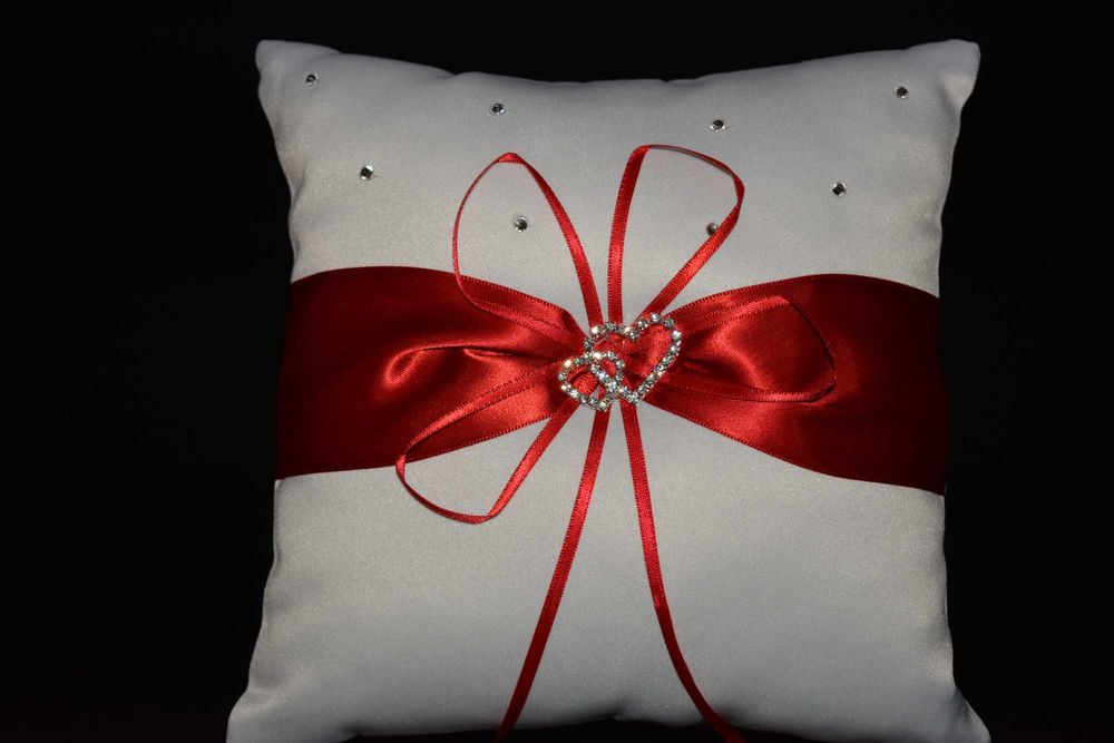 Възглавничка за халки /пръстени/ - червена и розова