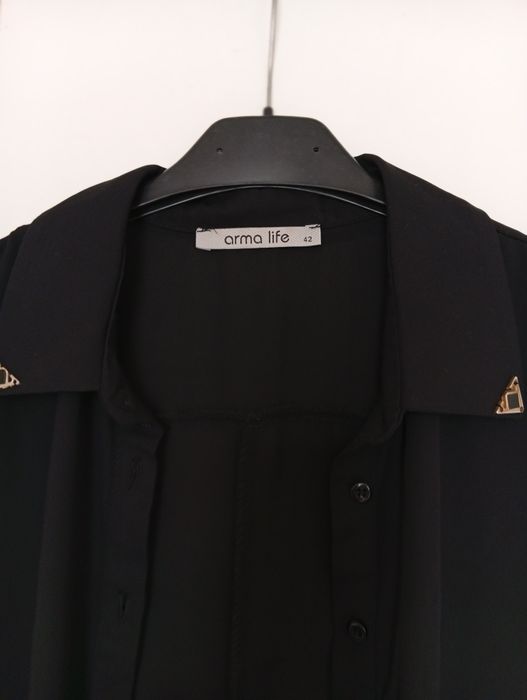 Pantaloni noi și bluza de dama