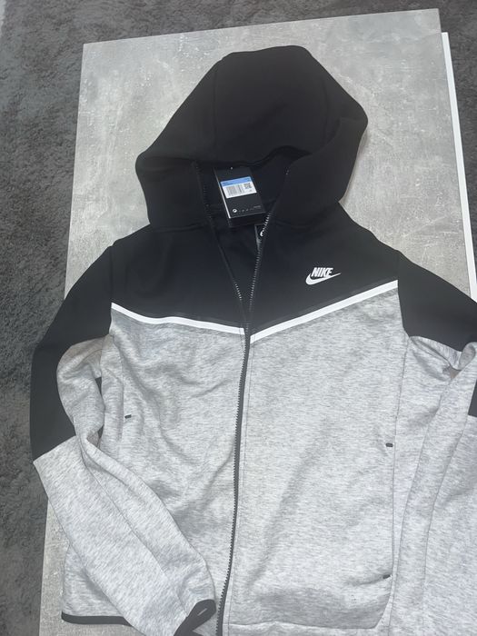 Nike Tech Bluza si Pantaloni