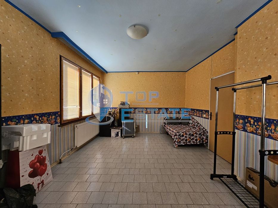 Триетажна обзаведена къща с два гаража в Горна Оряховица