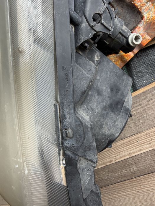 Faruri Renault Megane 2 facelift (2006–2008) – originale, cu lupă