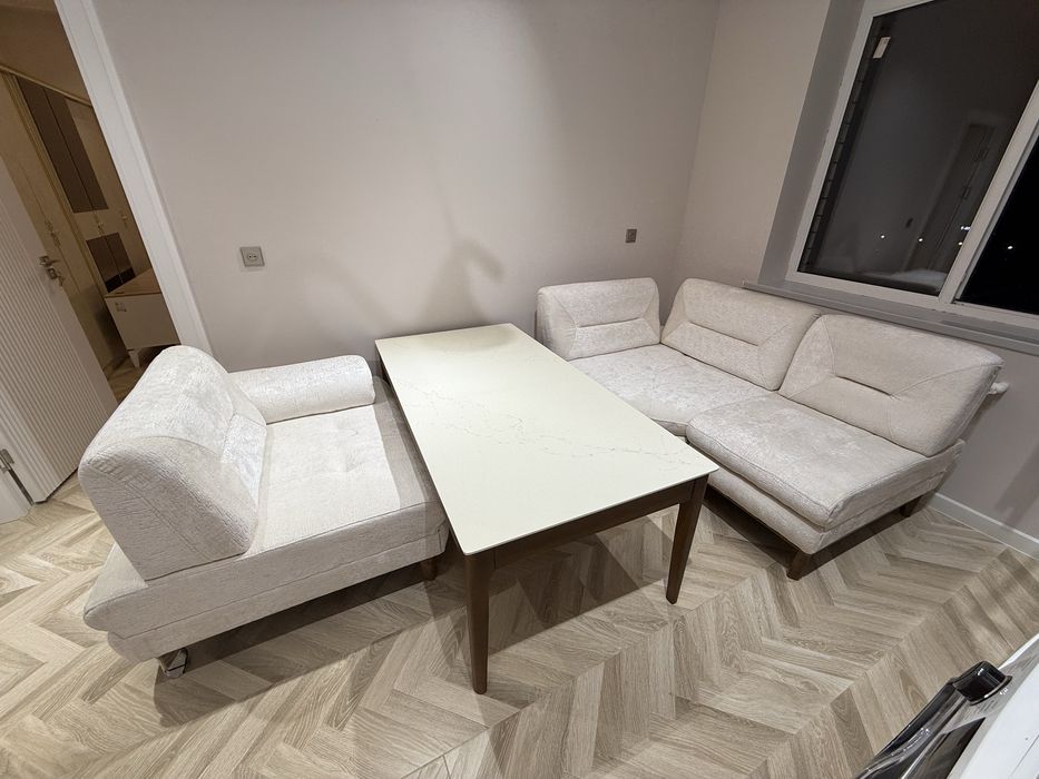 Стол новый уступим молочного цвета на 6 человек. Stol yangi 6 kishilik