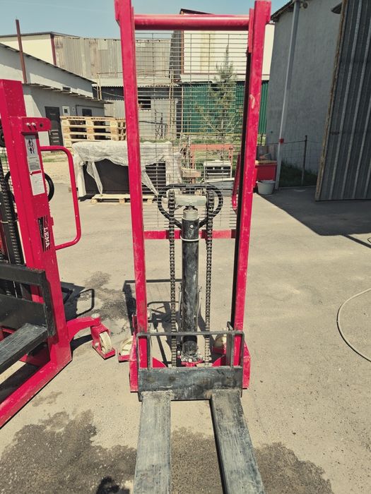 2 штабелёра, 1 и 1.5 тонны