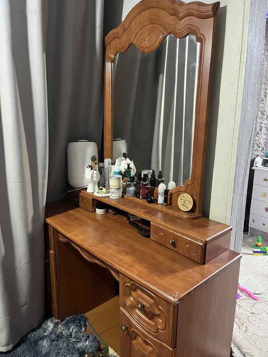 Продам туалетный столик