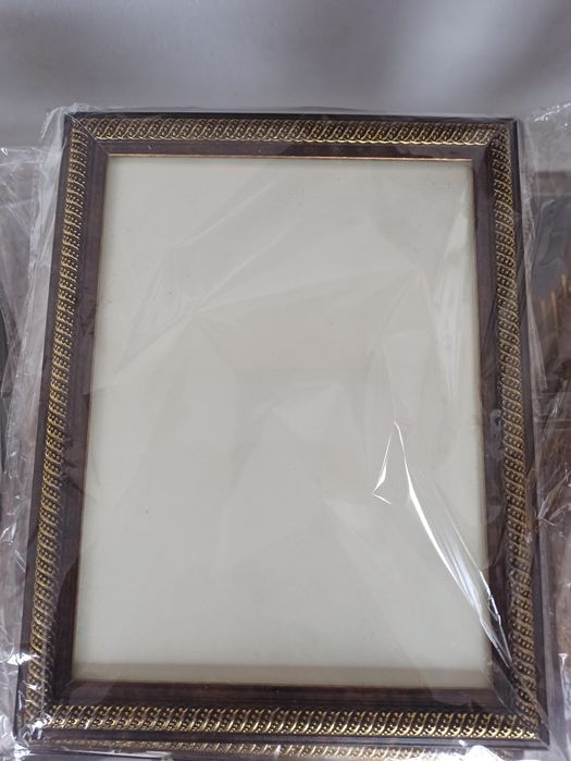 Продаётся A5 рамка для фото новая размеры  15/20 см

Новая 

Стоимость