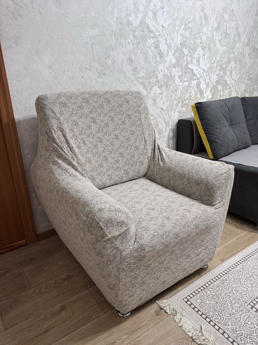 Продам кресло с чехлом.