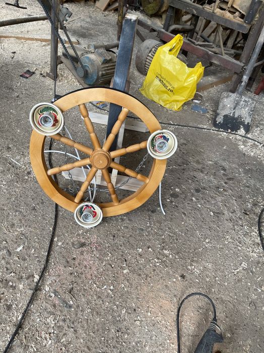 Lustra din lemn masiv