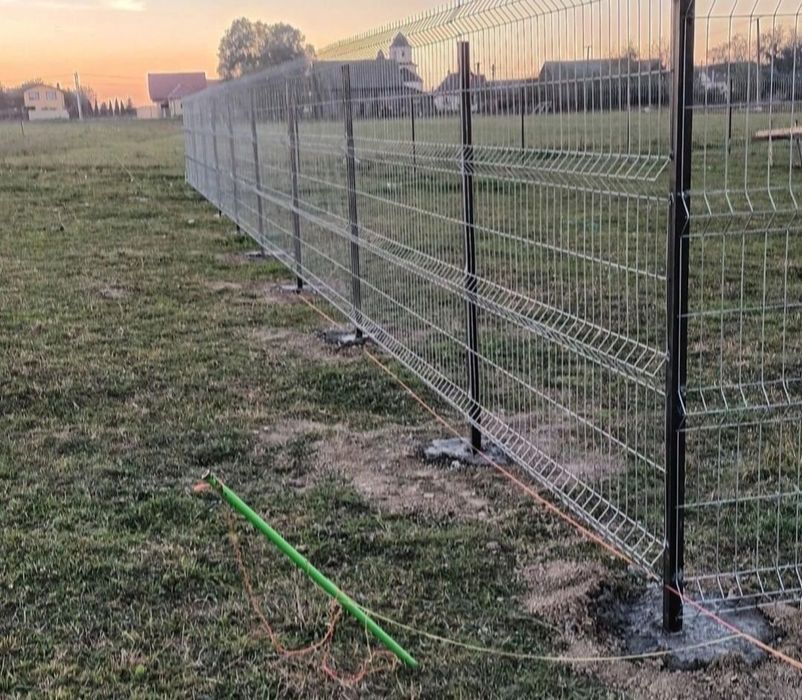 Construim garduri și porti din plasă bordurată sau plasă zincata exact