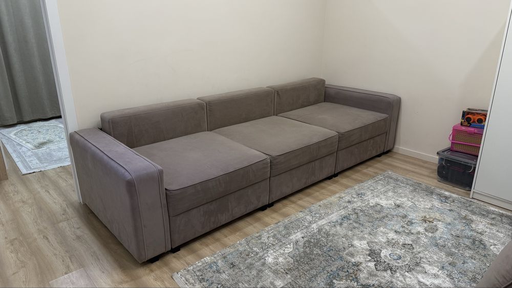 Большой диван для гостиной