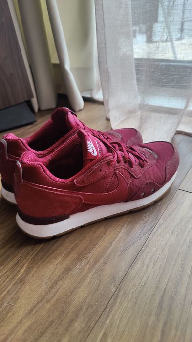 Дамски кецове Nike Venture Runner цвят бордо, 40 номер