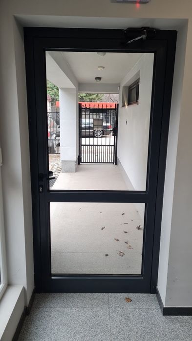 Алуминиева входна врата