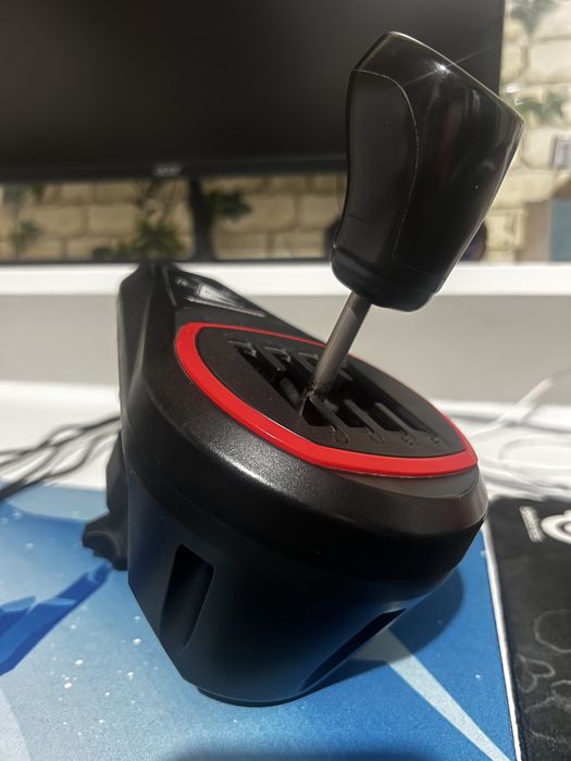 Volan Thrustmaster tmx pro + schimbator Thrustmaster th8s