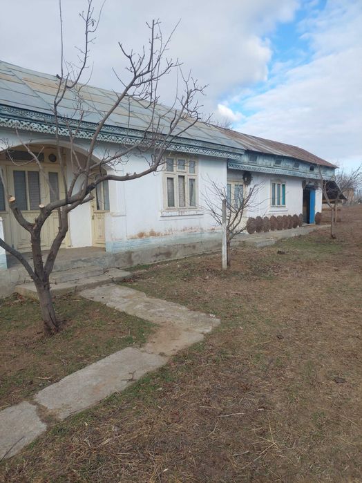 Teren intravilan cu casă