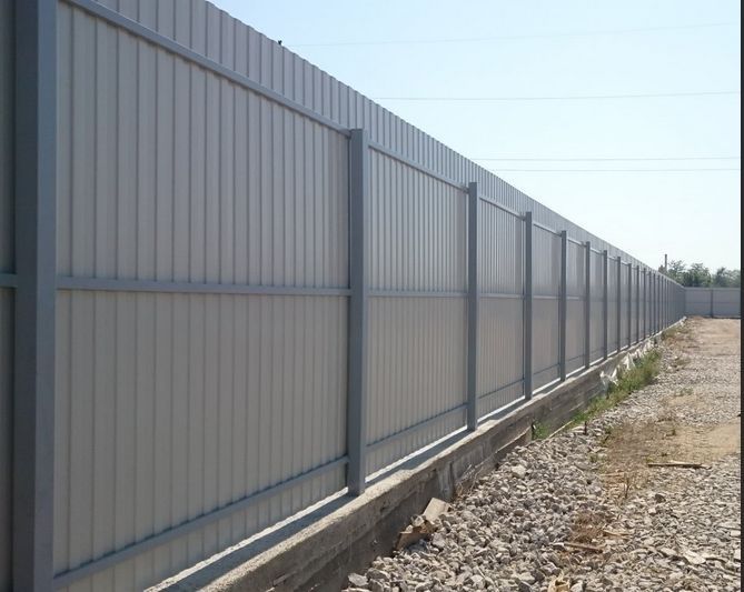 Meșter garduri din plasă bordurată cu stâlpi metalici facem