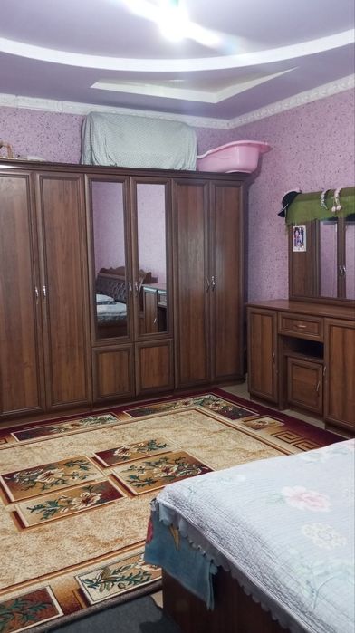 Hovli uy sotiladi.Xonalar soni 6ta oshxona ,garaj bogʻi bor .