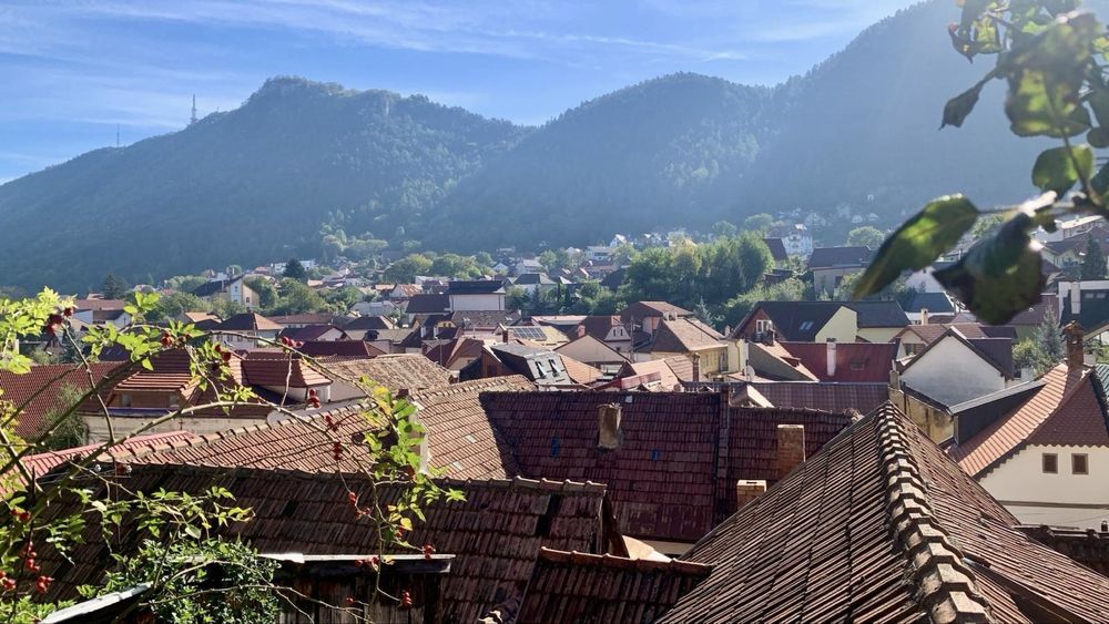 Închiriez apartament în casă – zona Schei, aproape de Piața Unirii