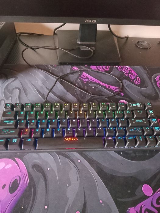 Titlu: Tastatură gaming mecanică AQIRYS Mira – stare foarte bună, preț