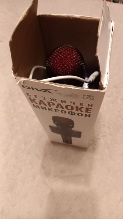 Безжичен караоке микрофон