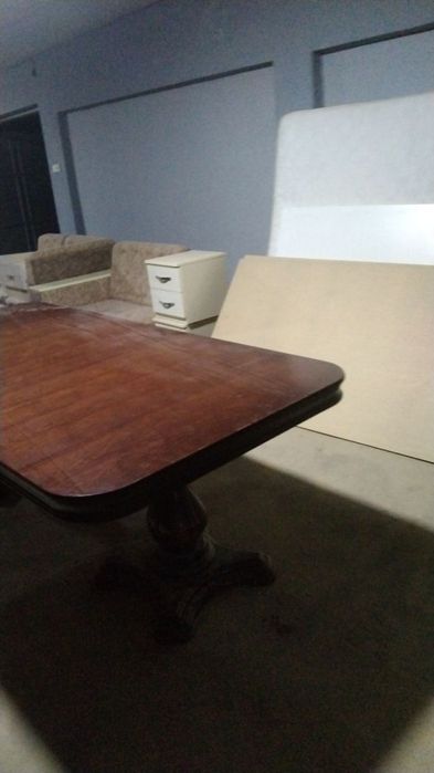 Продается стол на 10 мест без стульев