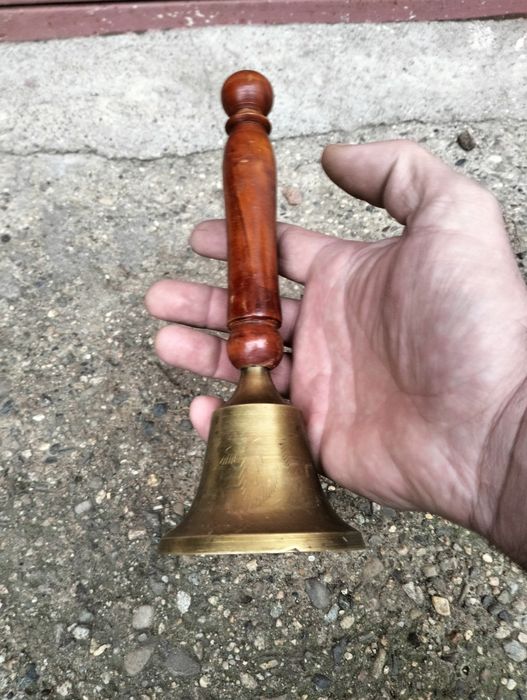 Училищен звънец .