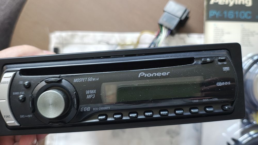 СД тунер за автомобил. Мощност 4 по 50 вата MOSFET усилвател.